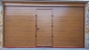 puerta de garaje seccional imitación madera con peatonal insertada